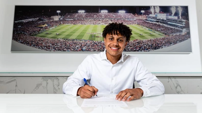 Adyn Torres tranh chấp ở khu trung tuyến