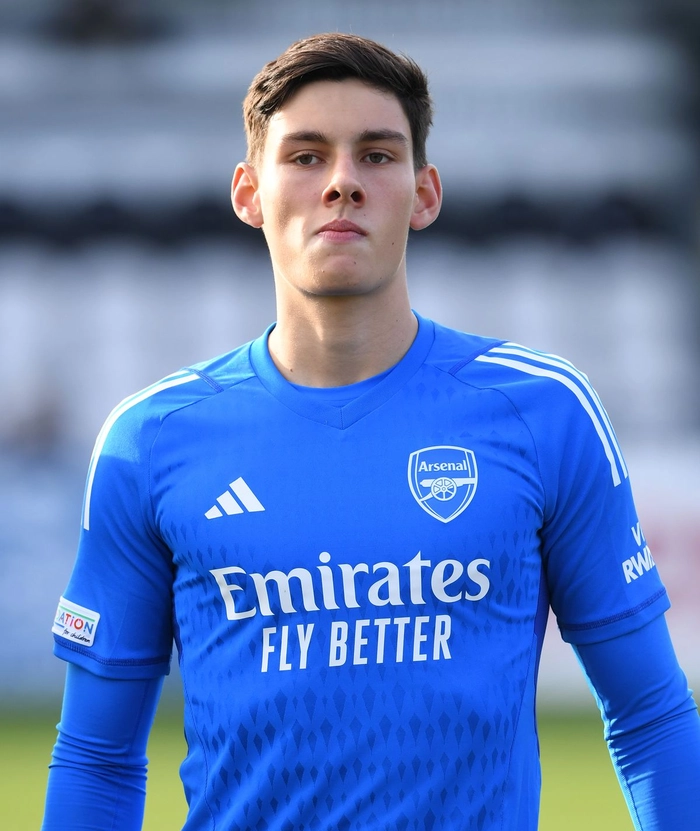 Alexei Rojas thi đấu cho Arsenal