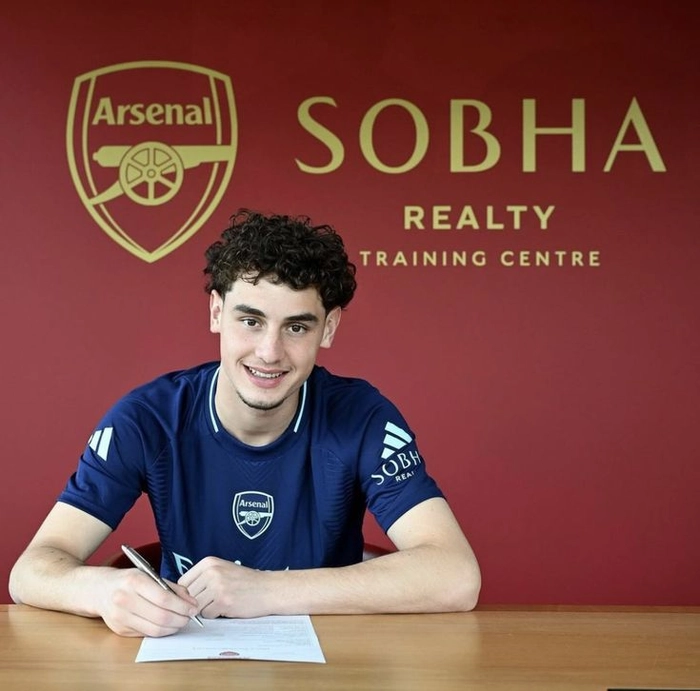 Arsenal Tommy Setford trong trận đấu chính thức