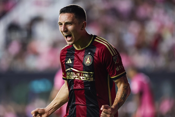 Bartosz Slisz tranh chấp ở khu trung tuyến