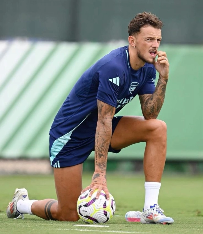 Ben White trong một pha phòng ngự