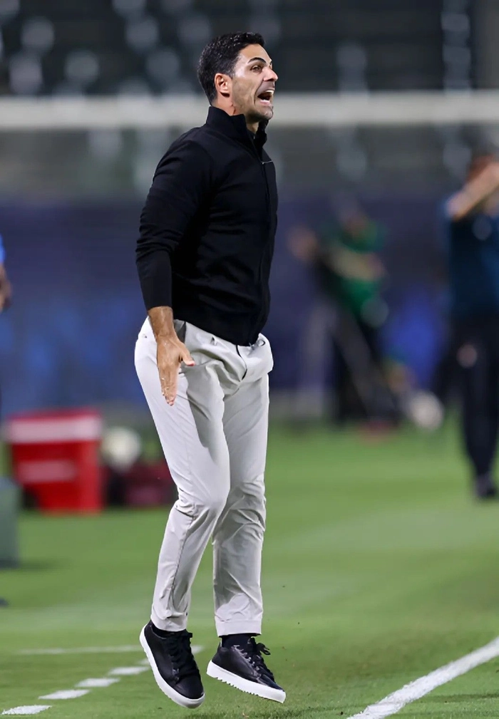 Biểu cảm cảm xúc trong trận đấu bóng đá chuyên nghiệp