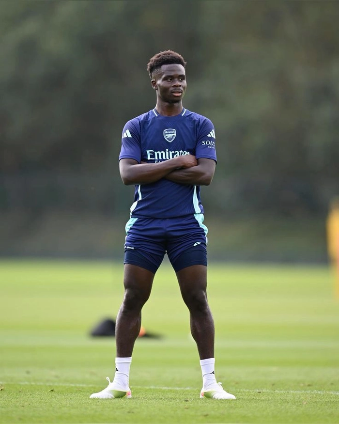 Bukayo Saka thi đấu trên sân cỏ