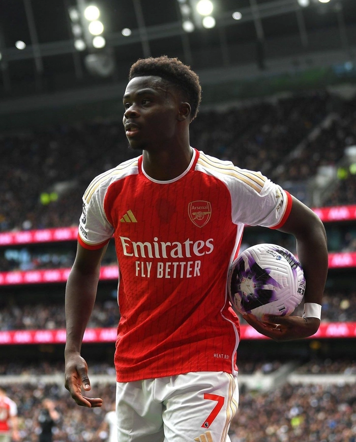 Bukayo Saka trong một tình huống bóng