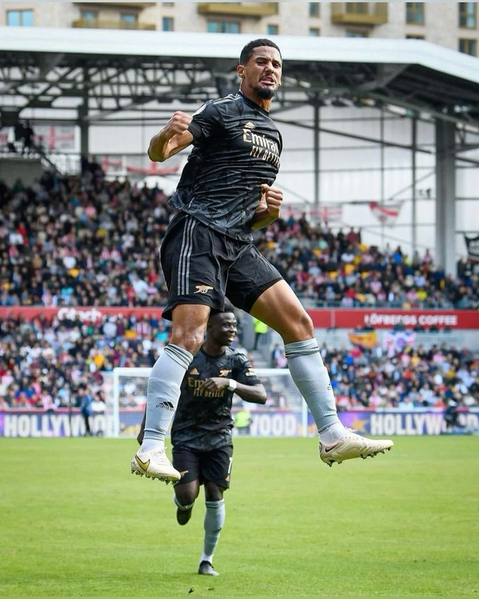 Cầu thủ Arsenal giữ vững hàng thủ