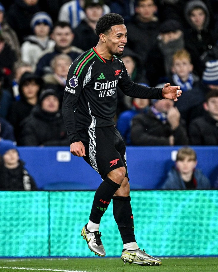 Cầu thủ Arsenal kiểm soát bóng