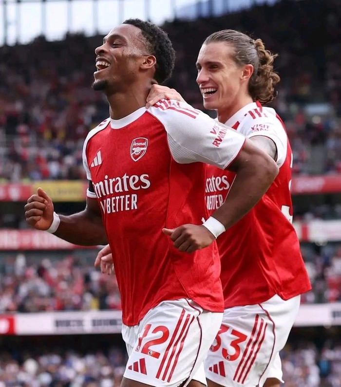 Cầu thủ Arsenal tham gia phòng ngự