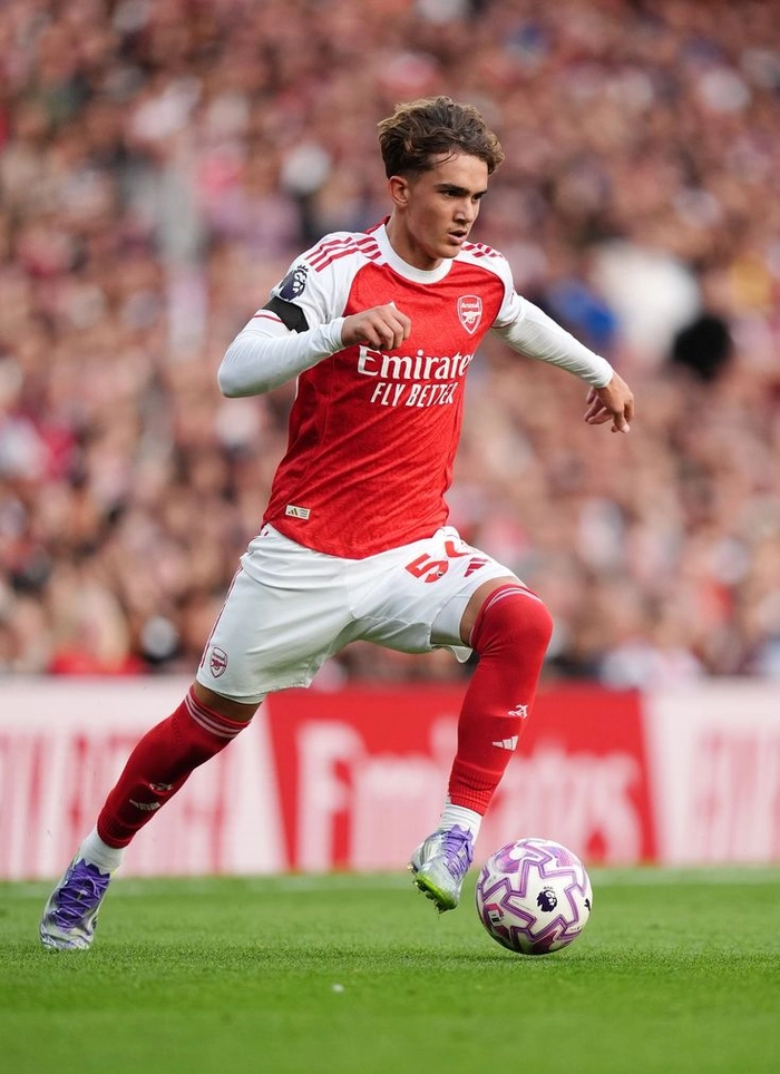 Cầu thủ Max Dowman trong một pha bóng