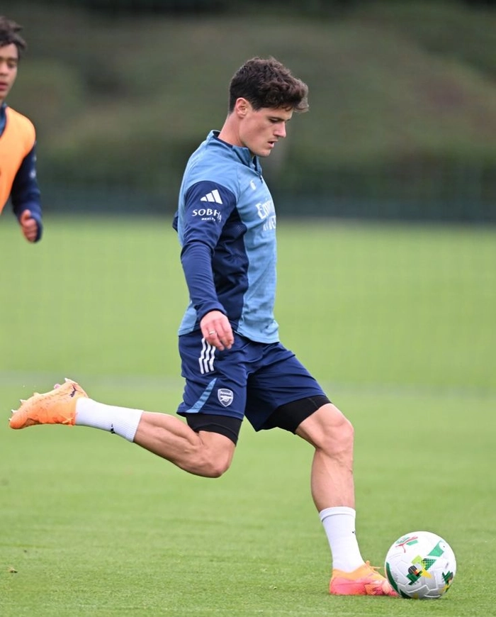 Cầu thủ châu Âu tranh chấp bóng