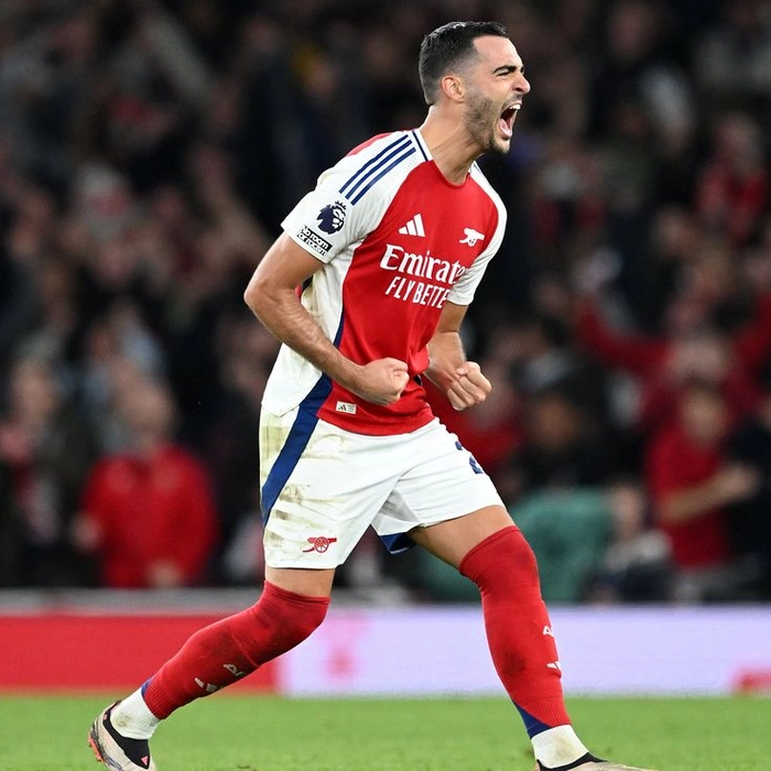 Cầu thủ châu Âu tranh chấp bóng