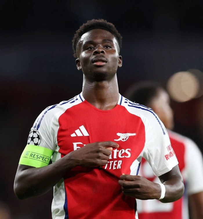 Cầu thủ chạy cánh thi đấu chuyên nghiệp