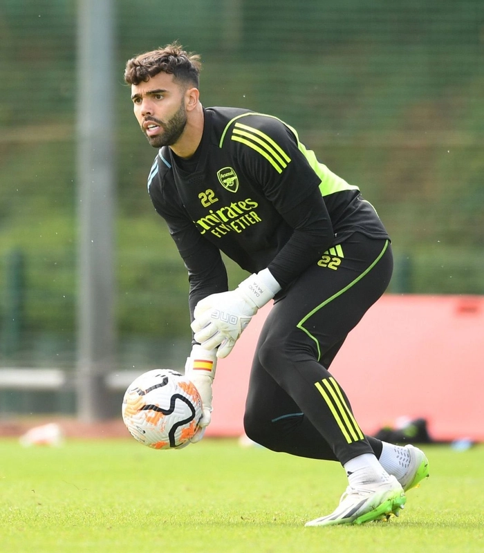 Cầu thủ gác đền kiểm soát bóng bằng chân