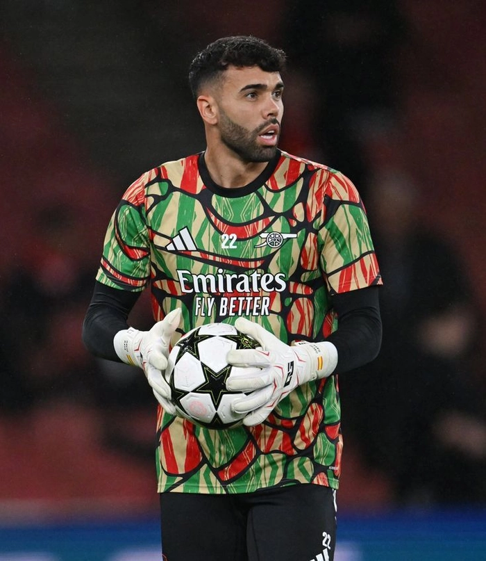 Cầu thủ gác đền thi đấu chuyên nghiệp