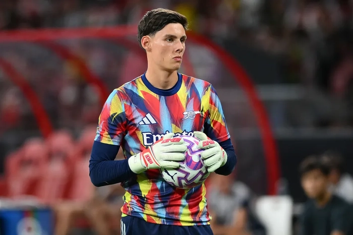 Cầu thủ gác đền trẻ trong trận đấu