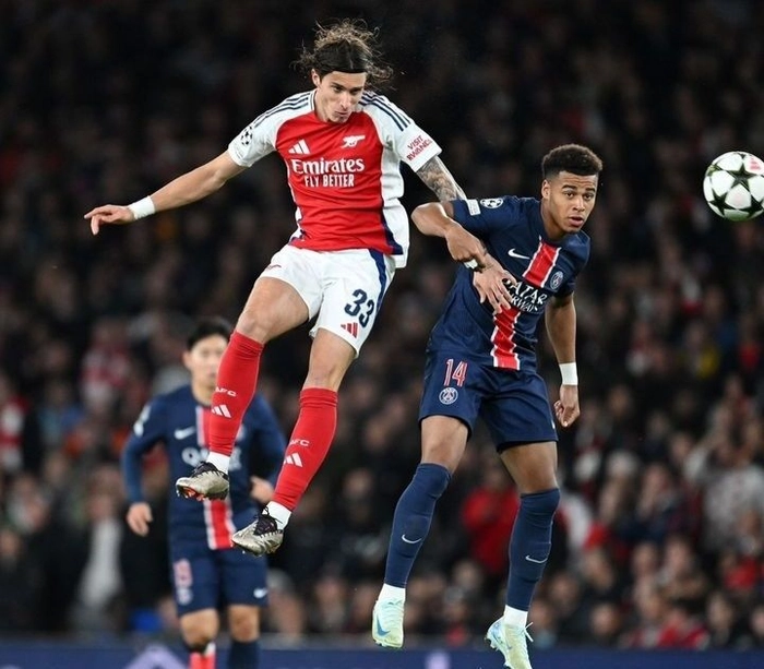 Cầu thủ hàng thủ giữ cự ly đội hình