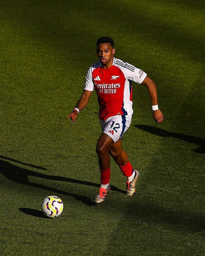 Cầu thủ phòng ngự Arsenal tranh chấp bóng