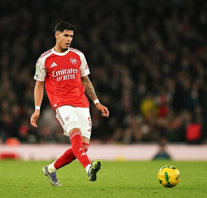 Cầu thủ phòng ngự thi đấu chuyên nghiệp