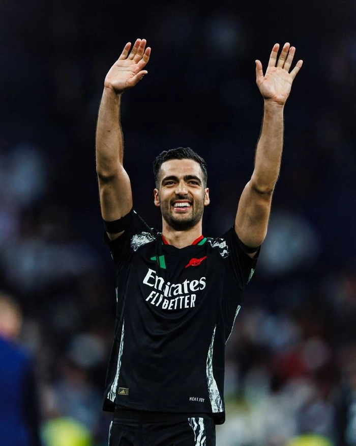 Cầu thủ phòng ngự tuyến giữa