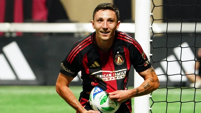 Cầu thủ số 6 tổ chức lối chơi