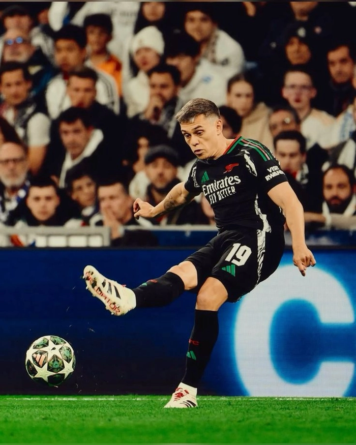 Cầu thủ tấn công thi đấu chuyên nghiệp