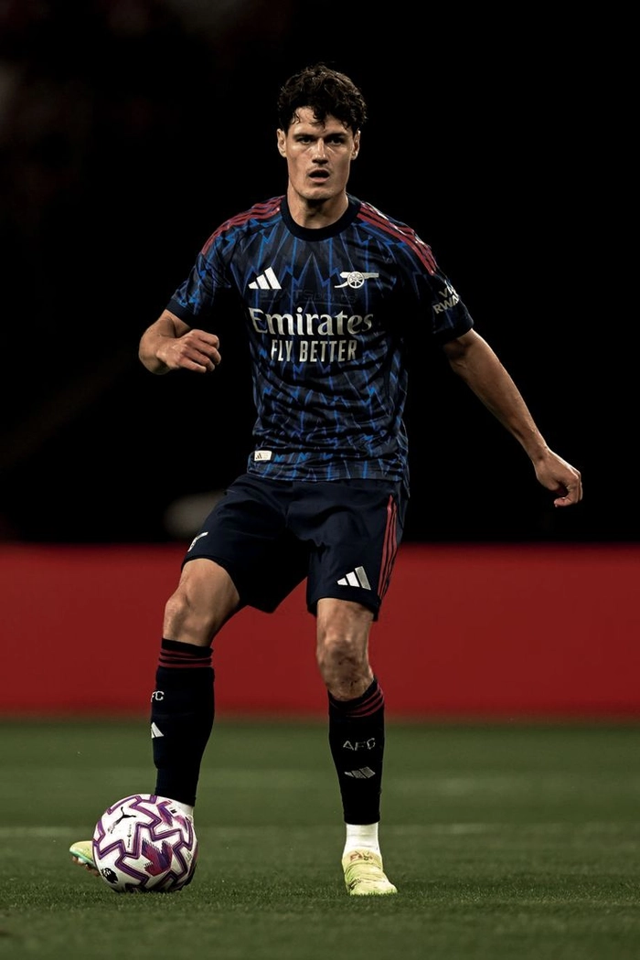 Cầu thủ thi đấu chắc chắn trên sân