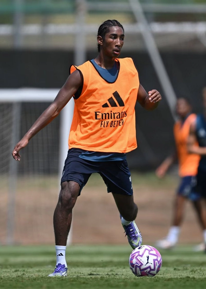 Cầu thủ trẻ Arsenal khởi động trước trận