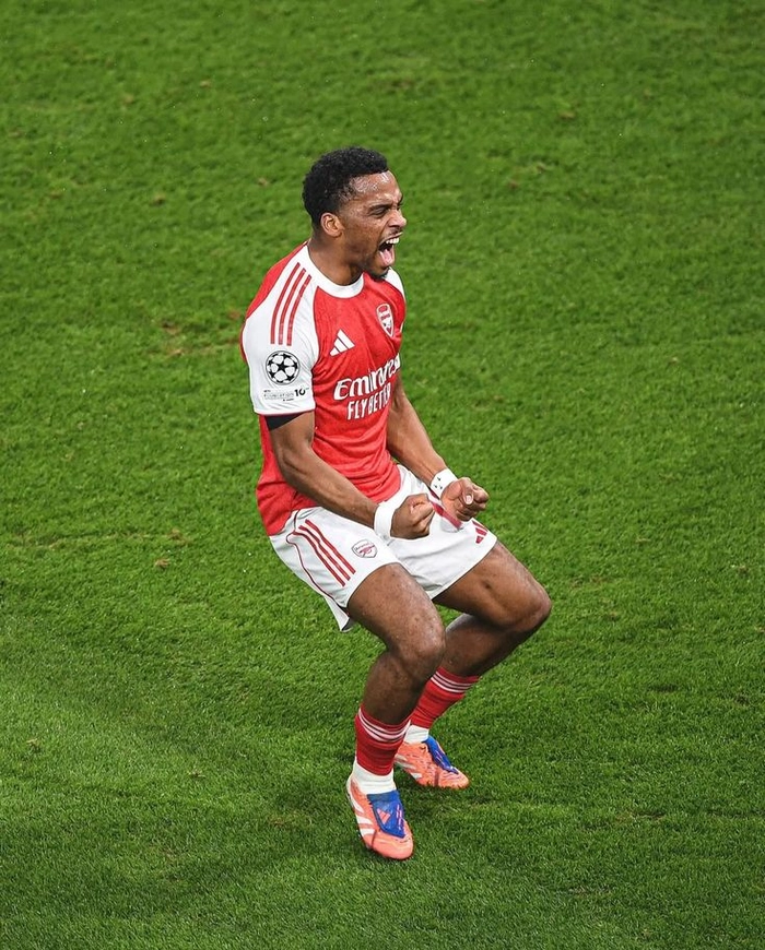 Cầu thủ trẻ Arsenal kiểm soát bóng