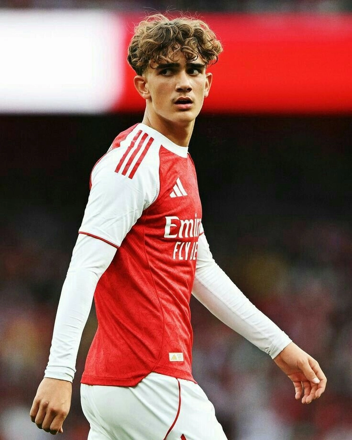 Cầu thủ trẻ Arsenal trong trận đấu