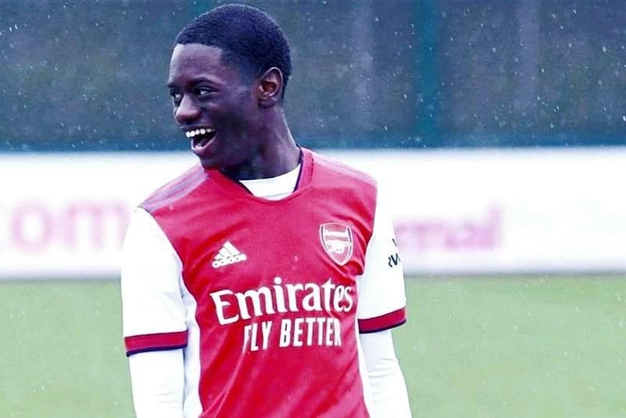 Cầu thủ trẻ Sagoe Jr trong trận đấu bóng đá