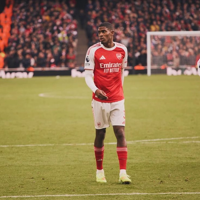 Cầu thủ trẻ ra sân thi đấu