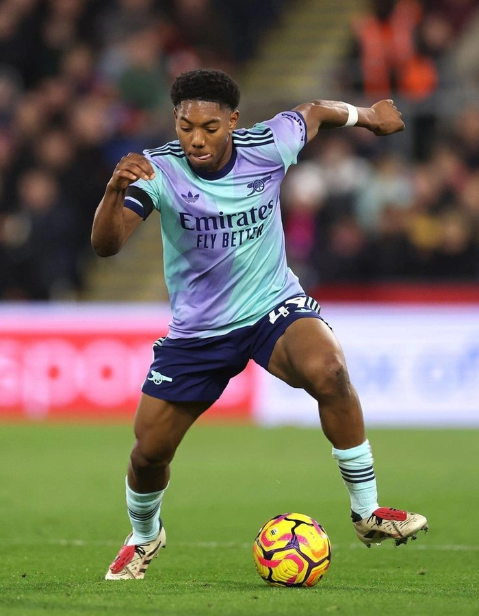 Cầu thủ trẻ ra sân thi đấu