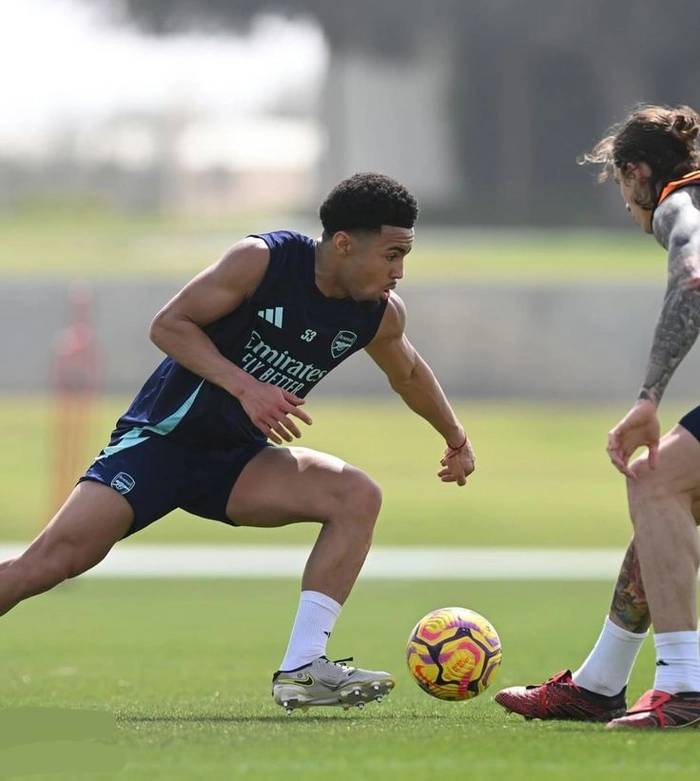 Cầu thủ trẻ thi đấu chuyên nghiệp