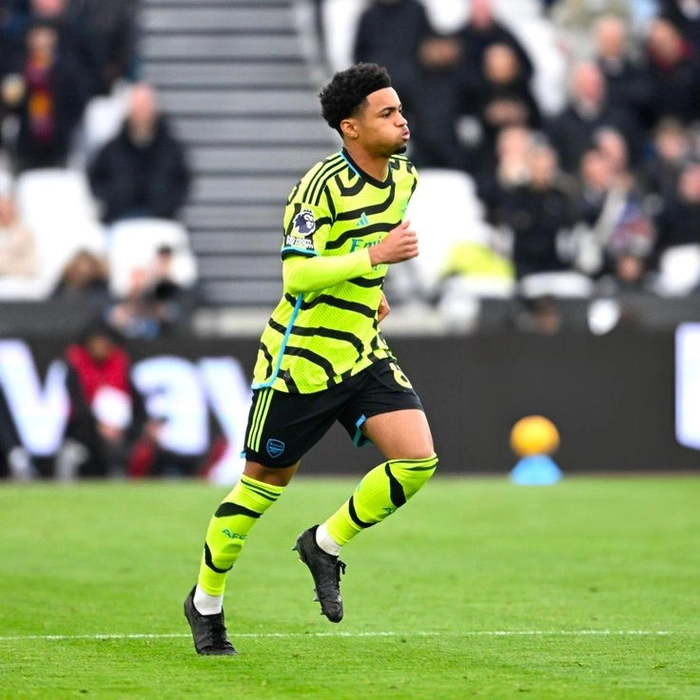 Cầu thủ trẻ thi đấu trên sân cỏ