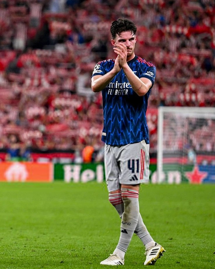 Cầu thủ trung tuyến tham gia phòng ngự