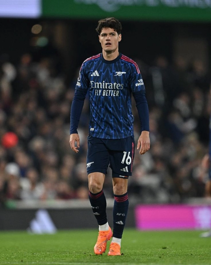 Cầu thủ trung tuyến tham gia pressing