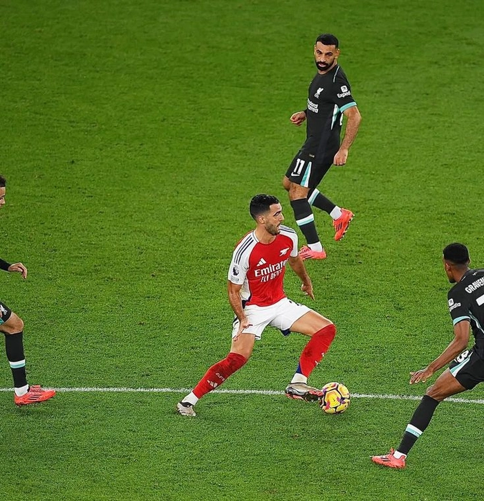 Cầu thủ tuyến giữa kiểm soát bóng