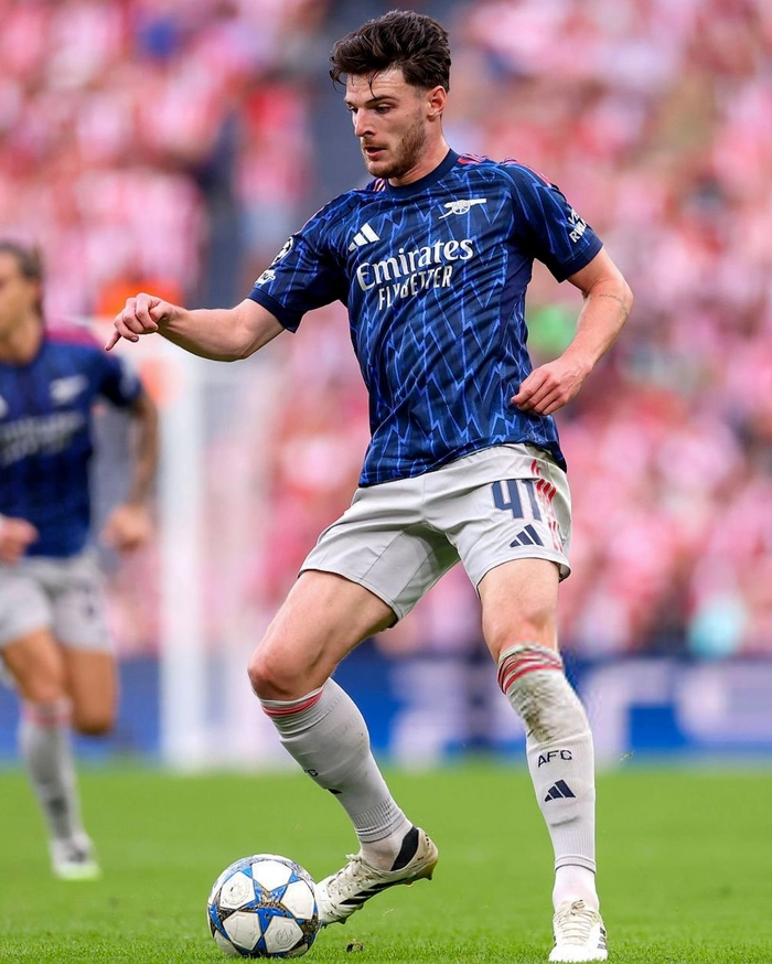 Cầu thủ tuyến giữa kiểm soát thế trận