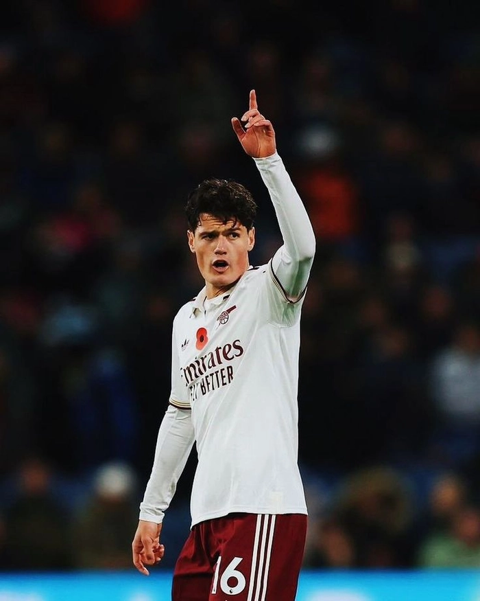 Cầu thủ tuyến giữa kiểm soát thế trận