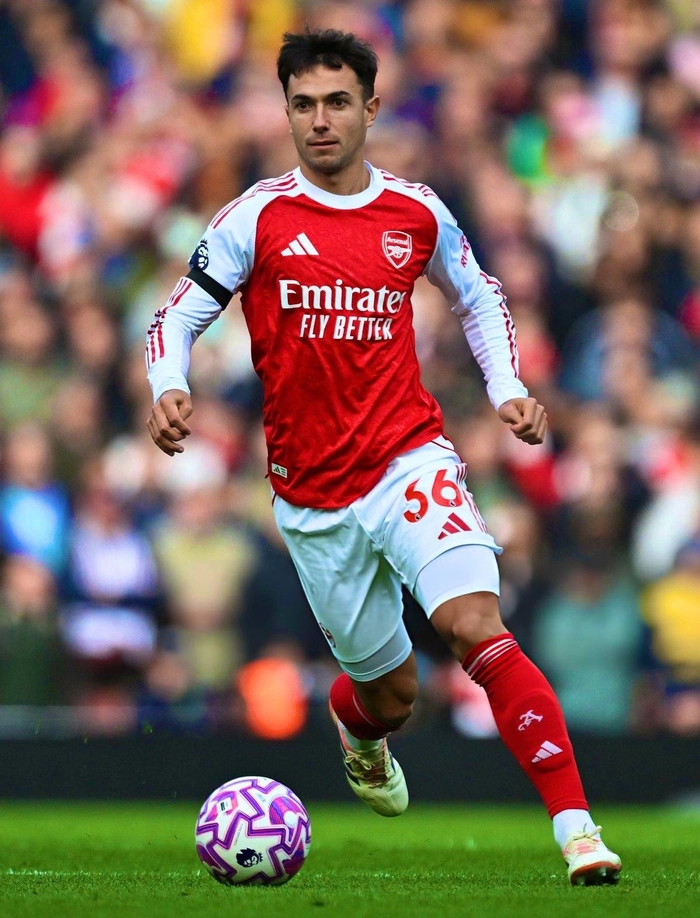 Cầu thủ tuyến giữa tham gia pressing