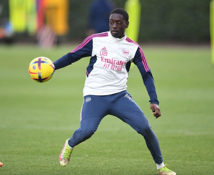 Charles Sagoe Jr thi đấu trên sân cỏ