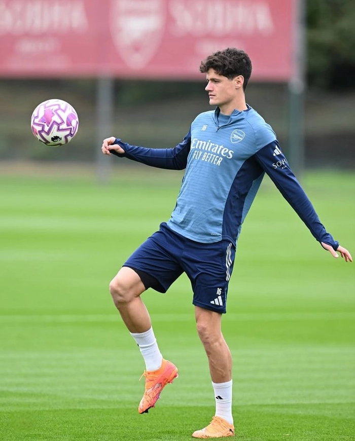 Christian Nørgaard Arsenal trong màu áo CLB