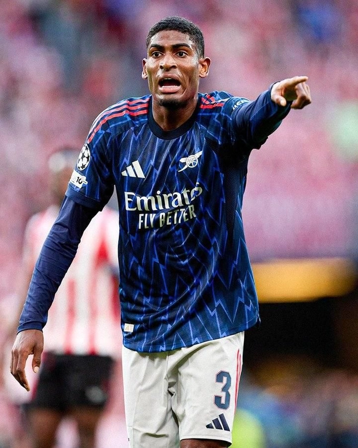 Cristhian Mosquera Arsenal trong trận đấu