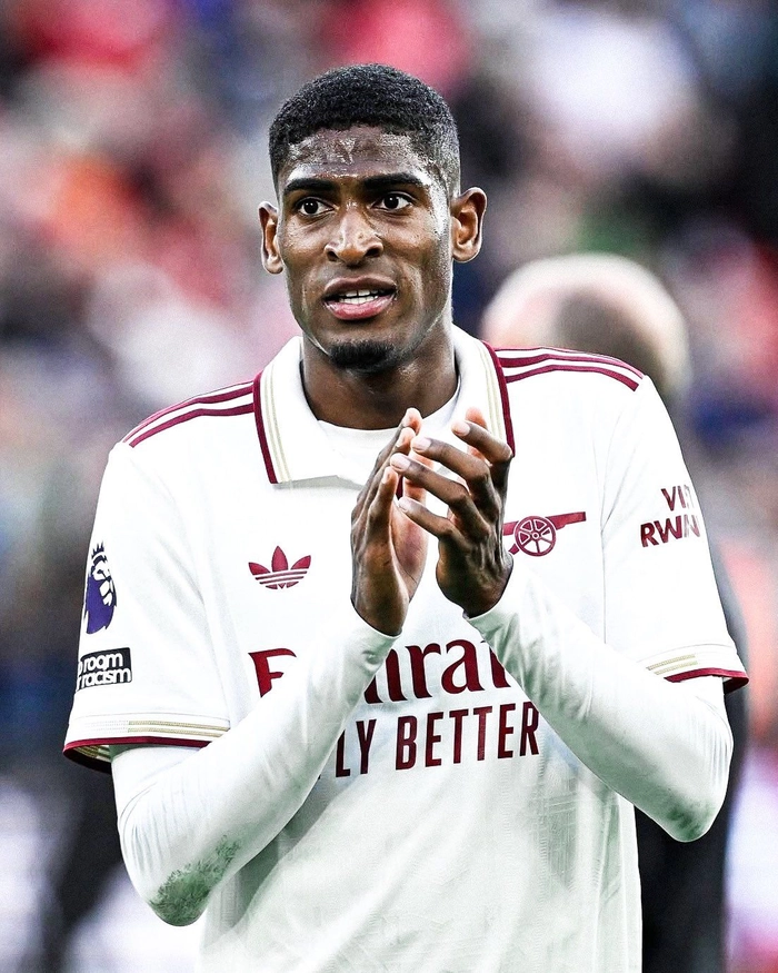 Cristhian Mosquera Liverpool trong tình huống bóng