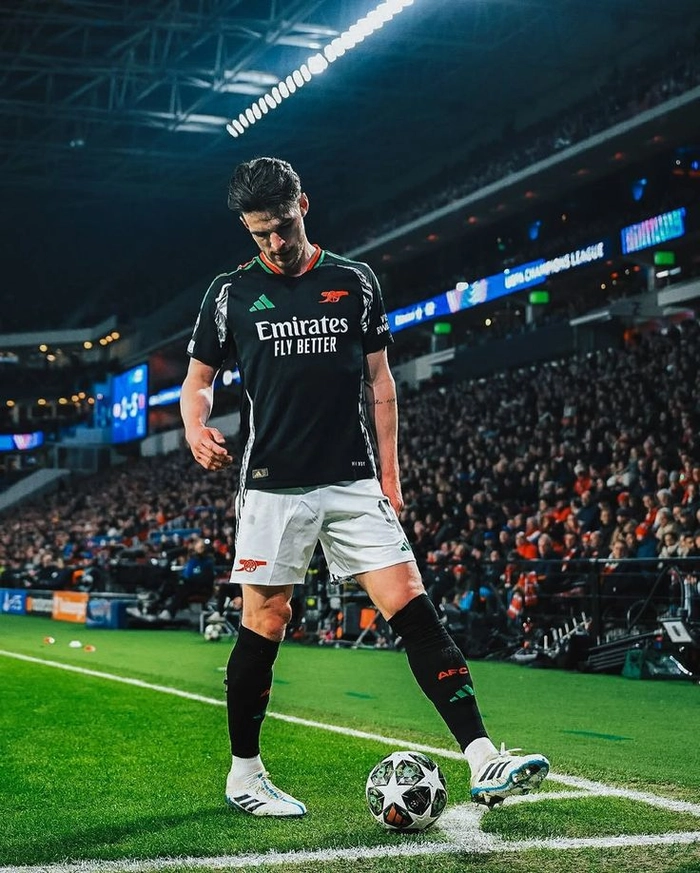 Declan Rice MU trong một pha bóng