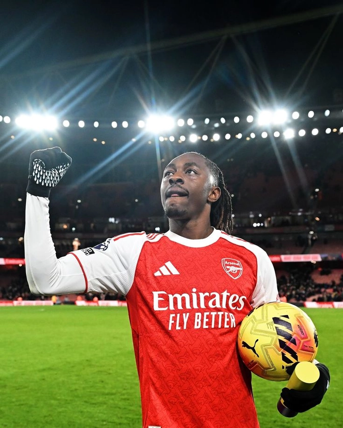 Eberechi Eze Arsenal trong màu áo CLB