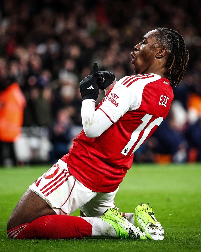 Eberechi Eze Man Utd trong tình huống bóng