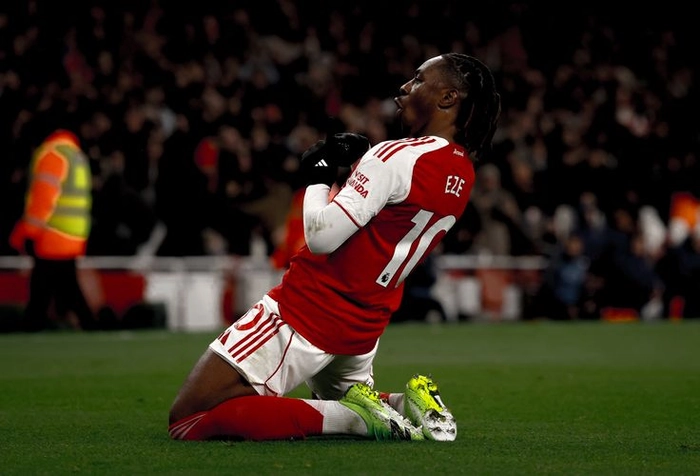 Eberechi Eze thi đấu trên sân cỏ