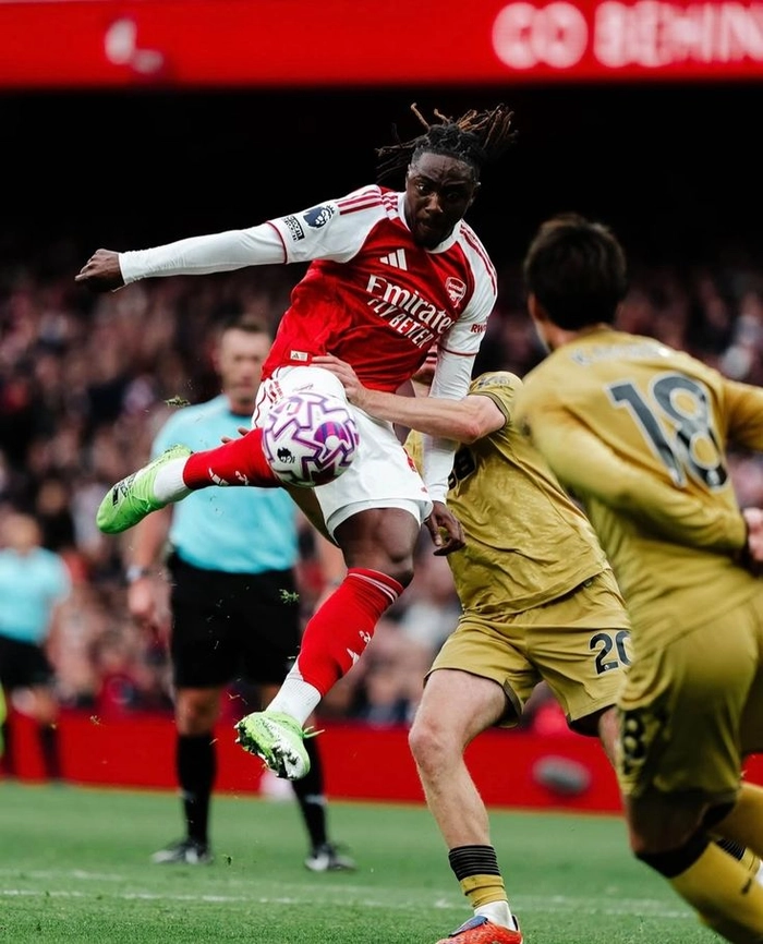 Eberechi Eze trong một pha xử lý bóng