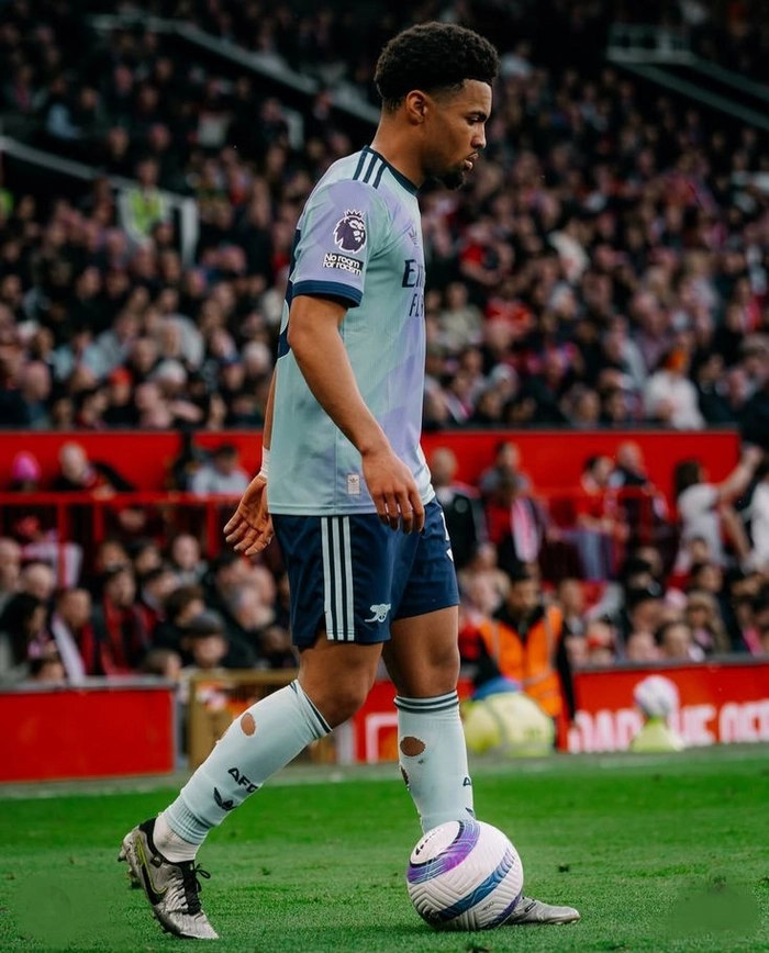 Ethan Nwaneri trong một pha bóng