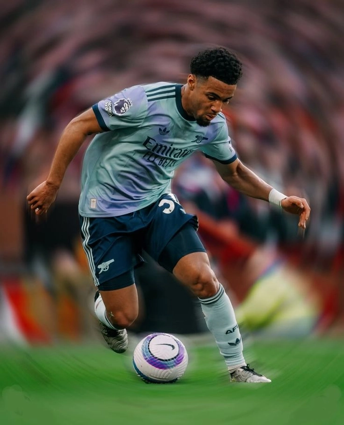 Ethan Nwaneri trong một trận cầu